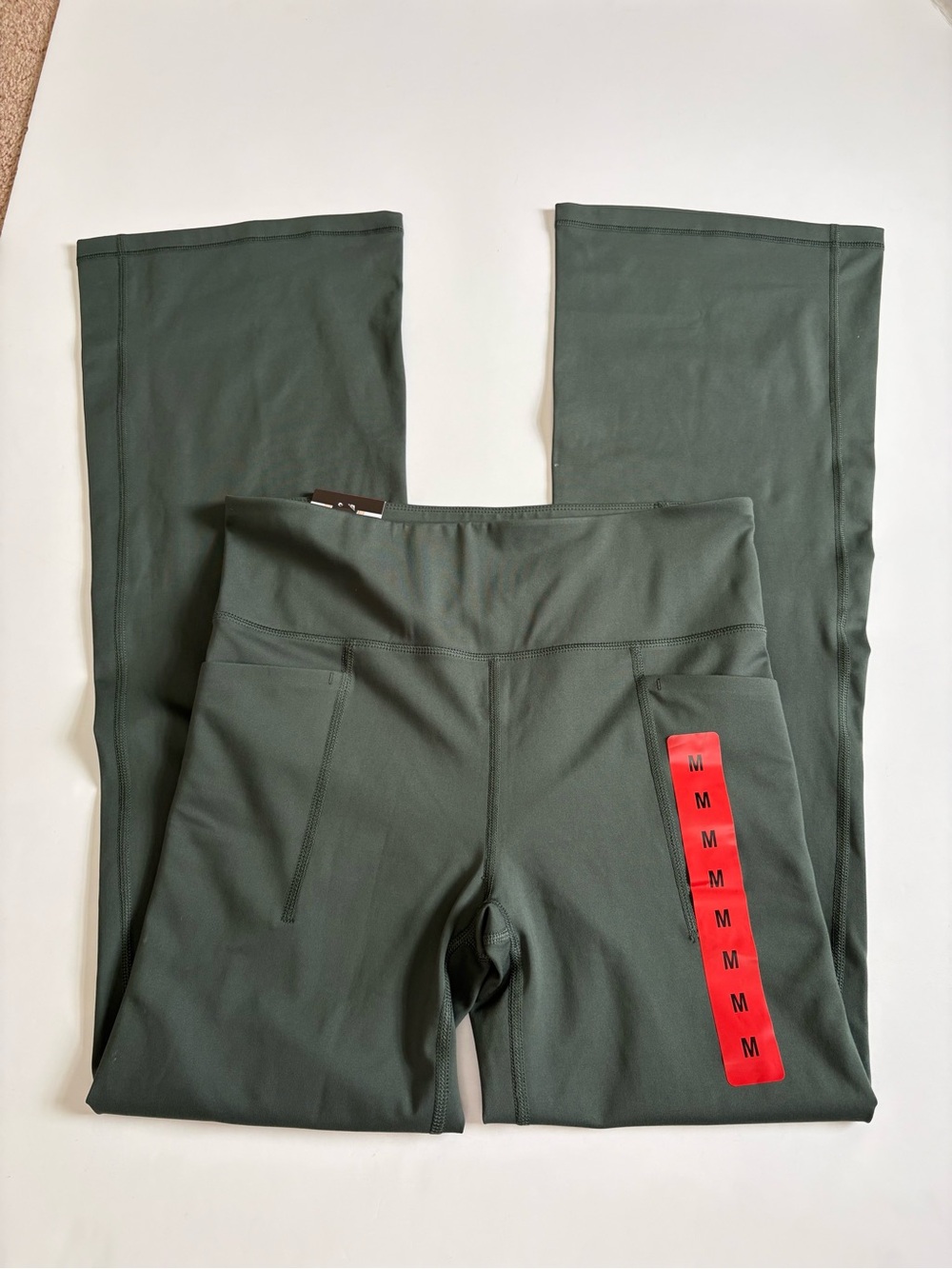 GapFit Flare Leggings Green Size Medium New With Small Flaw